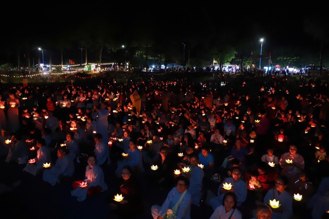 Hoa đăng kính mừng ngày Đức Phật Thích Ca thành đạo Hoa đăng kính mừng ngày Đức Phật Thích Ca thành đạo