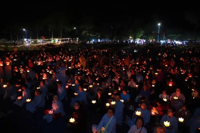 Hoa đăng kính mừng ngày Đức Phật Thích Ca thành đạo