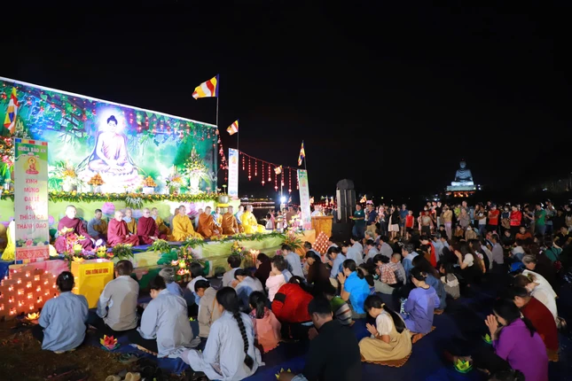 Gần 3.000 Phật tử tham dự khóa lễ