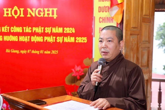 Đại đức Thích Nguyên Long báo cáo tổng kết