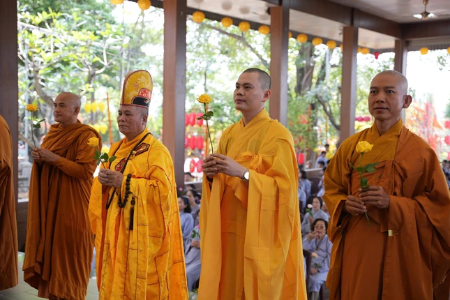 Lễ dâng hoa cúng dường Phật Thành đạo tại chùa Pháp Bảo - Ảnh: P.B