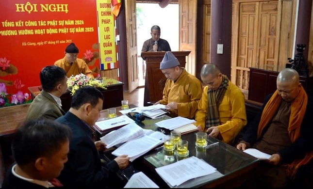 Chư tôn đức tham khảo tài liệu tại hội nghị