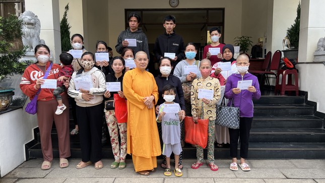 Đại diện Ban Từ thiện xã hội Báo Giác Ngộ trao tiền hỗ trợ của bạn đọc đến bệnh nhân có hoàn cảnh khó khăn - Ảnh: Ban TTXH BGN