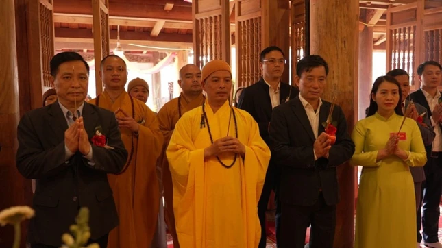 Chư tôn đức và quý khách thực hiện nghi thức niêm hương niệm Phật tại Tam bảo