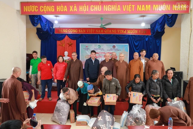 Đoàn Ban Kinh tế - Tài chính T.Ư và đại diện chính quyền địa phương trao quà