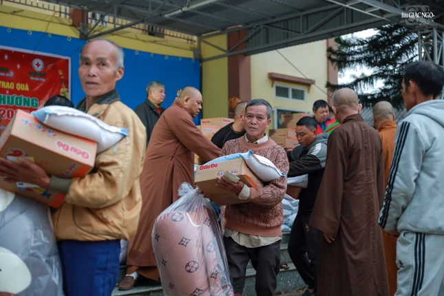 800 phần quà Tết được trao tặng đến bà con khó khăn 3 huyện của tỉnh Hòa Bình