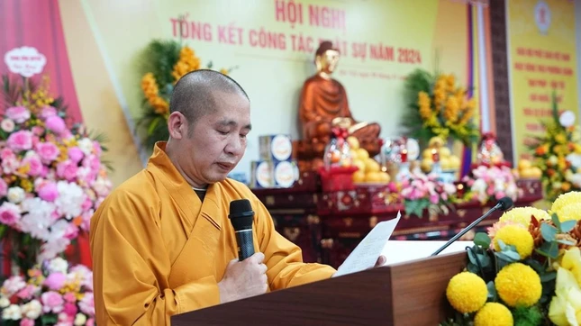 Thượng tọa Thích Thanh Tuấn công bố quyết định của Ban Thường trực Hội đồng Trị sự về việc tấn phong giáo phẩm