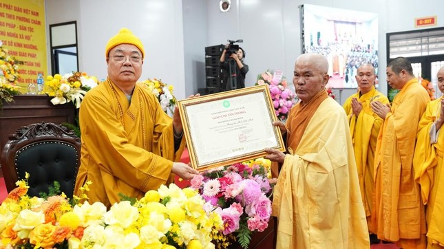 Trưởng lão Hòa thượng Thích Thanh Nhiễu trao giáo chỉ tấn phong giáo phẩm Trưởng lão Hòa thượng Thích Thanh Nhiễu trao giáo chỉ tấn phong giáo phẩm