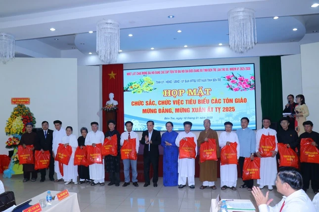 Biểu dương những chức sắc các tôn giáo tích cực đóng góp trong công tác an sinh, xã hội