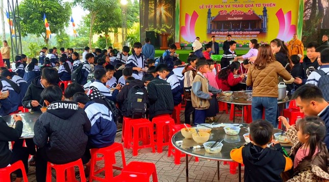Các học sinh Trường Trung học Cơ sở Ân Giang dùng cơm chay thân mật tại chùa