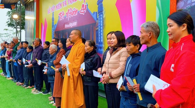 Trao quà đến bà con có hoàn cảnh khó khăn tại địa phương - Ảnh: P.H