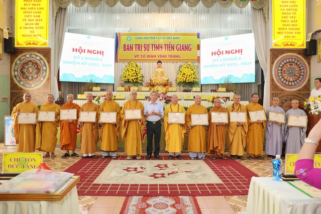 Chư tôn đức nhận Bằng khen của UBND tỉnh Tiền Giang trao tặng