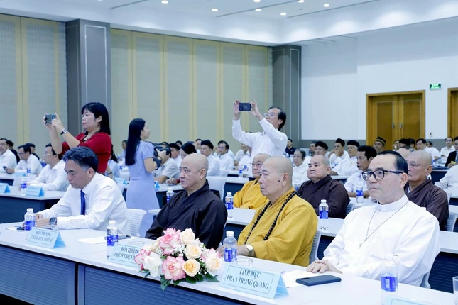 Đại biểu tham dự họp mặt