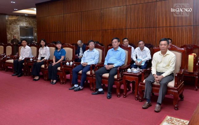 Đại diện lãnh đạo các cơ quan TP.HCM tại buổi thăm