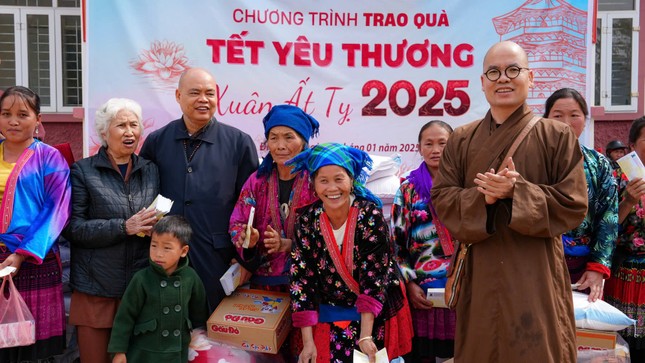 Thượng tọa Thích Thanh Phong trao quà tại tỉnh Lai Châu