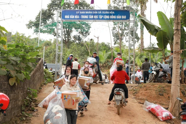Bà con tỉnh Lào Cai nhận quà "Tết yêu thương Xuân Ất Tỵ" của Ban Kinh tế - Tài chính T.Ư