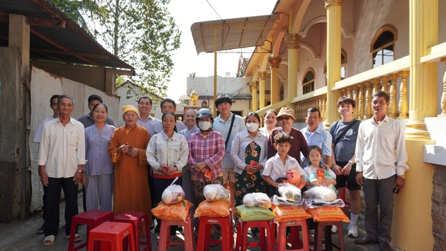 chùa Bửu Long đã tổ chức trao tặng 100 phần quà Tết cho học sinh và người dân khó khăn - Ảnh: B.L