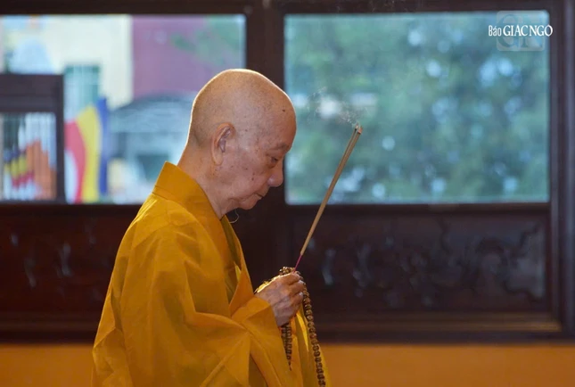 Đức Pháp chủ niêm hương bạch Phật tại chánh điện Việt Nam Quốc Tự