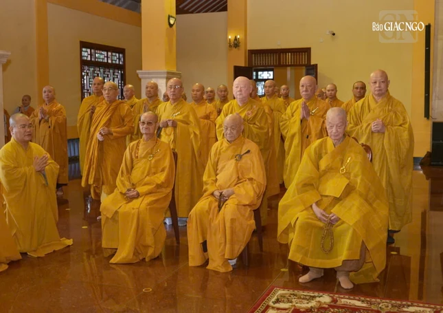 Đức Pháp chủ GHPGVN cùng chư vị giáo phẩm Hội đồng Chứng minh quang lâm chứng minh