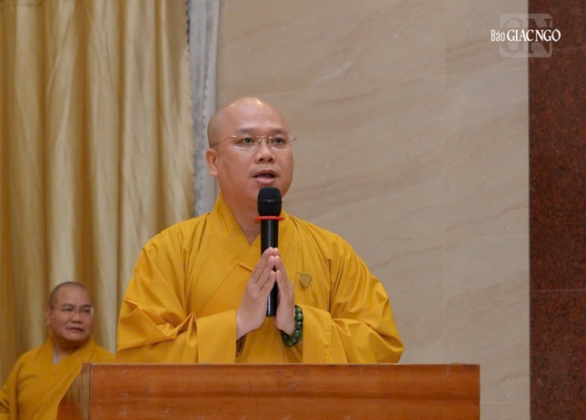 Đại đức Thích Trí Đức dẫn chương trình hội nghị Đại đức Thích Trí Đức dẫn chương trình hội nghị