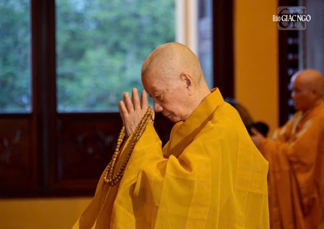 Đức Pháp chủ GHPGVN đảnh lễ Tam bảo tại chánh điện Việt Nam Quốc Tự Đức Pháp chủ GHPGVN đảnh lễ Tam bảo tại chánh điện Việt Nam Quốc Tự