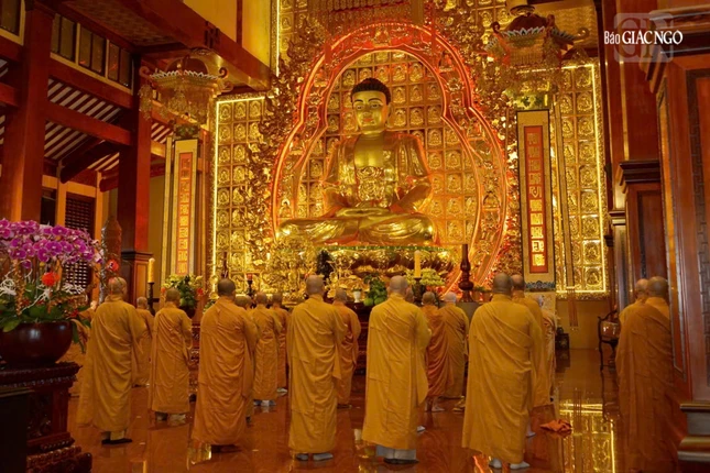 Chư tôn giáo phẩm đảnh lễ Tam bảo tại Lễ Bố-tát tại chánh điện Việt Nam Quốc Tự