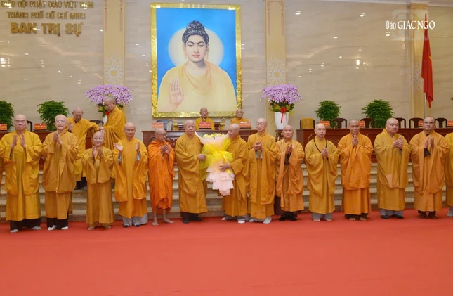 Ban Thường trực Ban Trị sự TP.HCM đã dâng hoa chúc mừng Hòa thượng Thích Lệ Trang được suy cử Phó Chủ tịch Hội đồng Trị sự