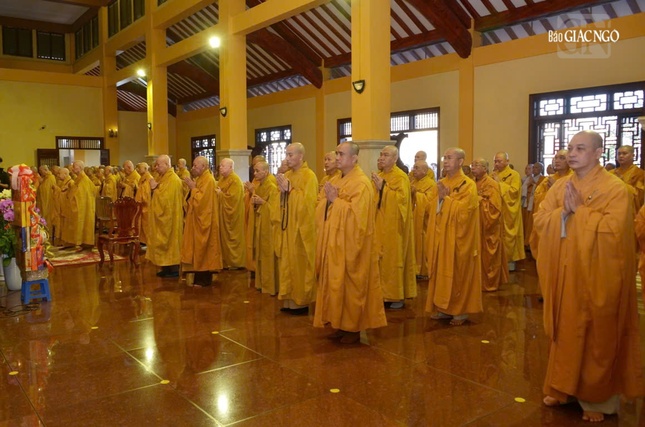 Chư tôn giáo phẩm Hội đồng Trị sự, Ban Trị sự TP.HCM, cùng đại chúng đã thành kính dâng hương, đảnh lễ Giác linh Trưởng lão Hòa thượng Thích Thiện Hoa