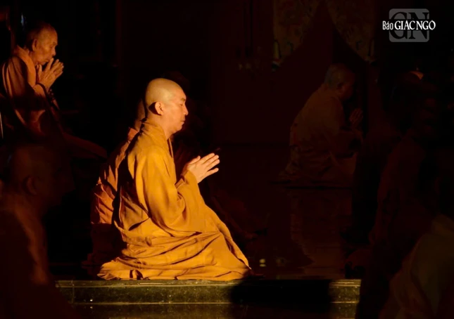 Chư tôn đức đảnh lễ Tam bảo, phát lồ sám hối theo pháp