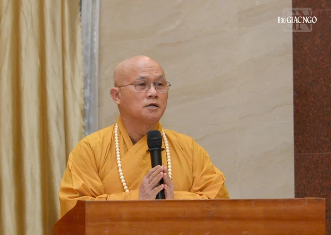 Thượng tọa Thích Giác Dũng cung tuyên Giáo chỉ của Đức Pháp chủ GHPGVN về việc tấn phong giáo phẩm băm 2024