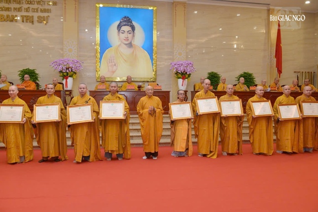 Trưởng lão Hòa thượng Thích Minh Thông trao Giáo chỉ tấn phong giáo phẩm Thượng tọa Trưởng lão Hòa thượng Thích Minh Thông trao Giáo chỉ tấn phong giáo phẩm Thượng tọa