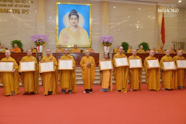 Trưởng lão Hòa thượng Thích Minh Thông trao Giáo chỉ tấn phong giáo phẩm Thượng tọa