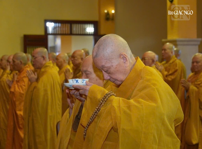 Đức Pháp chủ dâng trà