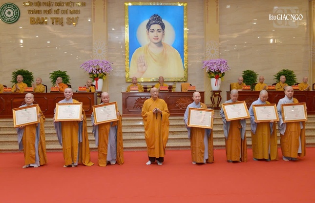 Trưởng lão Hòa thượng Thích Minh Thông trao Giáo chỉ tấn phong giáo phẩm Ni trưởng Trưởng lão Hòa thượng Thích Minh Thông trao Giáo chỉ tấn phong giáo phẩm Ni trưởng