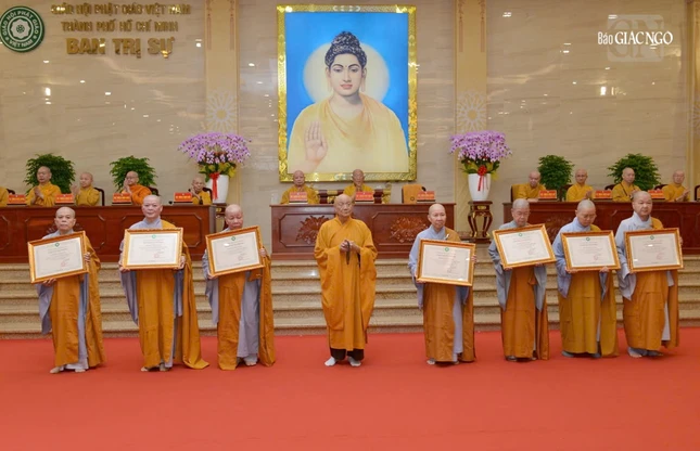 Trưởng lão Hòa thượng Thích Minh Thông trao Giáo chỉ tấn phong giáo phẩm Ni trưởng