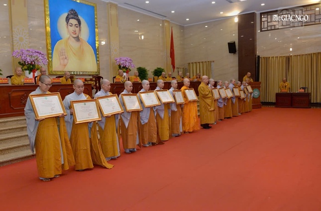 Hòa thượng Thích Lệ Trang trao Giáo chỉ tấn phong giáo phẩm Ni sư Hòa thượng Thích Lệ Trang trao Giáo chỉ tấn phong giáo phẩm Ni sư