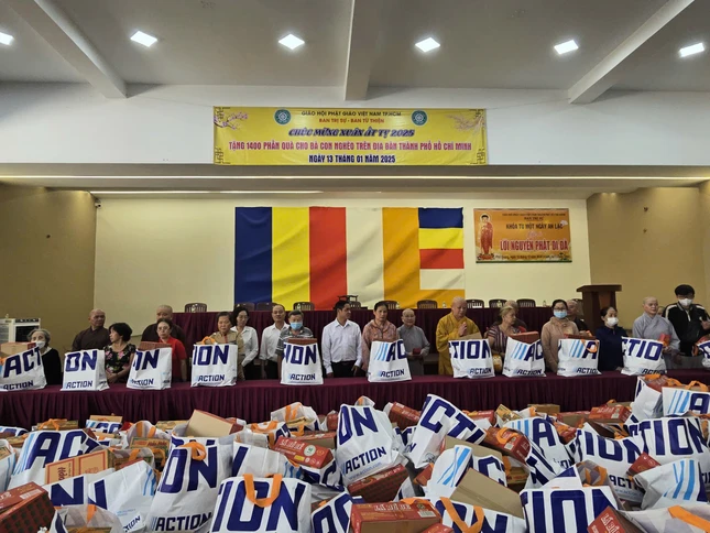 Tại chùa Phổ Quang, Ban Trị sự, Ban Từ thiện xã hội GHPGVN TP.HCM trao 700 phần quà Tết đến bà con khó khăn Q.Tân Bình