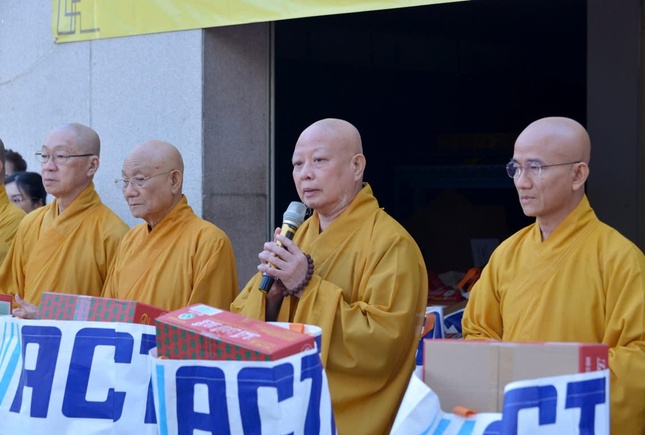 Hòa thượng Trưởng ban Trị sự GHPGVN TP.HCM có lời thăm hỏi, chúc bà con vui xuân đón Tết an lạc, hạnh phúc Hòa thượng Trưởng ban Trị sự GHPGVN TP.HCM có lời thăm hỏi, chúc bà con vui xuân đón Tết an lạc, hạnh phúc