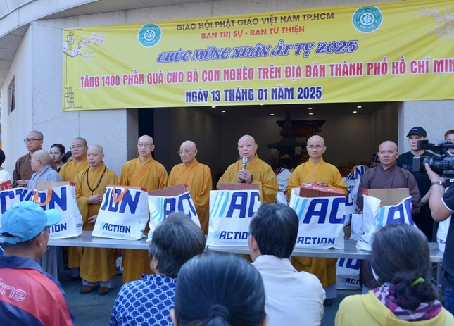 Chư tôn đức Ban Trị sự GHPGVN TP.HCM, Ban Từ thiện xã hội GHPGVN TP.HCM trao quà Tết đến bà con khó khăn, tại Việt Nam Quốc Tự Chư tôn đức Ban Trị sự GHPGVN TP.HCM, Ban Từ thiện xã hội GHPGVN TP.HCM trao quà Tết đến bà con khó khăn, tại Việt Nam Quốc Tự