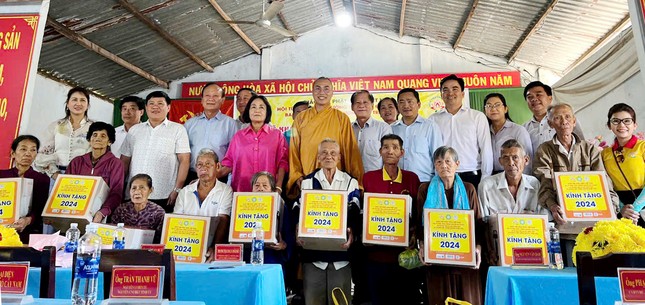 Chùa Tường Nguyên tặng 50 phần quà Tết đến bà con khó khăn địa phương - Ảnh: T.N Chùa Tường Nguyên tặng 50 phần quà Tết đến bà con khó khăn địa phương - Ảnh: T.N