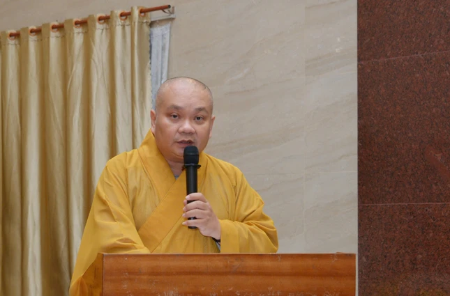 Thượng tọa Thích Trung Nguyện, Phó Thư ký kiêm Chánh Văn phòng Ban Trị sự TP.HCM điều hành phần trao Giáo chỉ tấn phong giáo phẩm