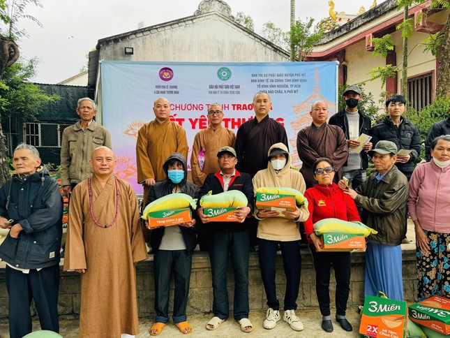 Ban Kinh tế - Tài chính T.Ư, nhóm Sharing và mạnh thường quân trao quà Tết tại chùa Bảo Châu, xã Mỹ Thọ