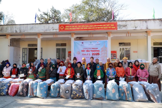 Đoàn Ban Kinh tế - Tài chính T.Ư trao quà đến bà con đồng bào dân tộc tỉnh Hà Giang