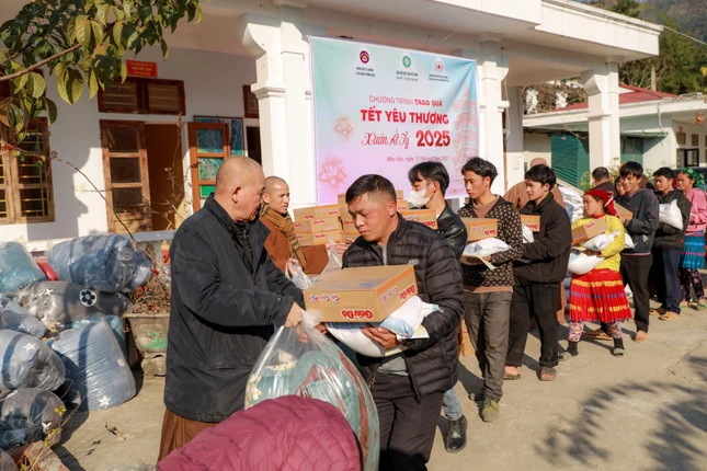 Hòa thượng Thích Minh Thiện trao quà tại tỉnh Hà Giang