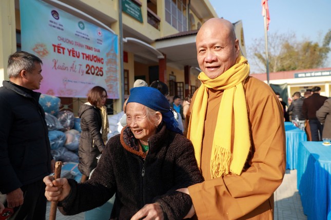 Thượng toạ Thích Minh Quang từ Lào về tham gia đoàn từ thiện