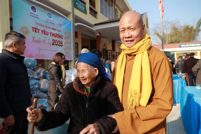 Thượng toạ Thích Minh Quang từ Lào về tham gia đoàn từ thiện