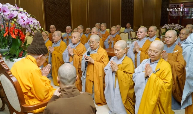 Ni trưởng Thích nữ Nhật Khương dâng lời tác bạch khánh tuế Trưởng lão Hòa thượng Thích Đức Nghiệp, Phó Pháp chủ kiêm Giám luật Hội đồng Chứng minh