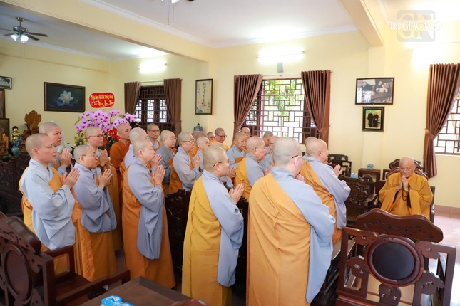 Chư Ni đảnh lễ, khánh tuế Trưởng lão Hòa thượng Thích Minh Thông