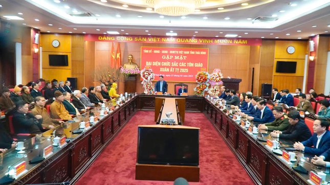 Ông Nguyễn Khắc Thận thông tin tới các vị chức sắc các tôn giáo những kết quả nổi bật trong phát triển kinh tế - xã hội của tỉnh trong 2024