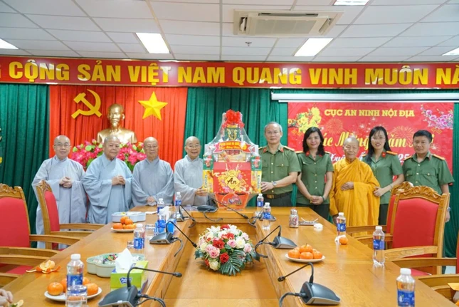 Ni trưởng Thích nữ Nhật Khương trao chúc mừng Tết Ất Tỵ tại Cục An ninh nội địa - Bộ Công an